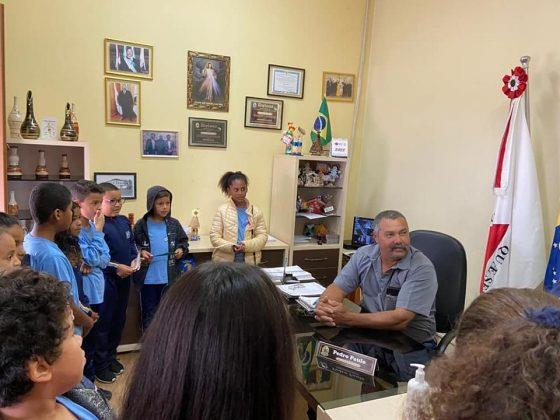 Alunos exercem cidadania em Visita ao Gabinete do Prefeito.