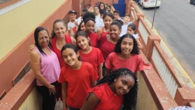 APRESENTAÇÃO DO CORAL DE NATAL ENCANTA A COMUNIDADE