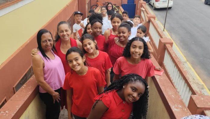 APRESENTAÇÃO DO CORAL DE NATAL ENCANTA A COMUNIDADE