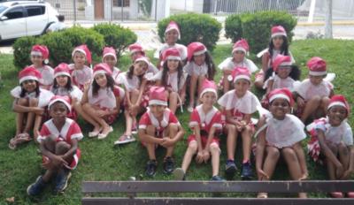 EM UM GESTO DE GRAÇA E PAZ ALUNOS DA ESCOLA MUNICIPAL MARCOS OLÍMPIO MARIANO, SE APRESENTA NO MUNÍCIPIO.