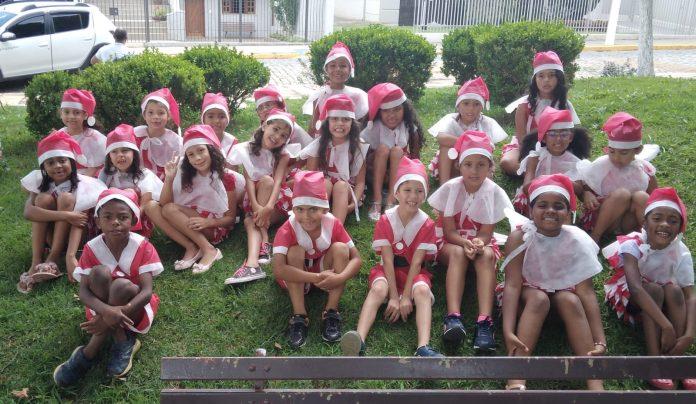 EM UM GESTO DE GRAÇA E PAZ ALUNOS DA ESCOLA MUNICIPAL MARCOS OLÍMPIO MARIANO, SE APRESENTA NO MUNÍCIPIO.