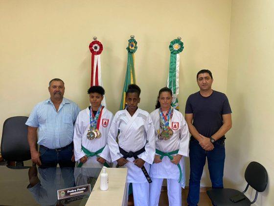 PREFEITO E VICE RECEBEM ATLETAS DE KARATÊ DE CONCEIÇÃO DO RIO VERDE