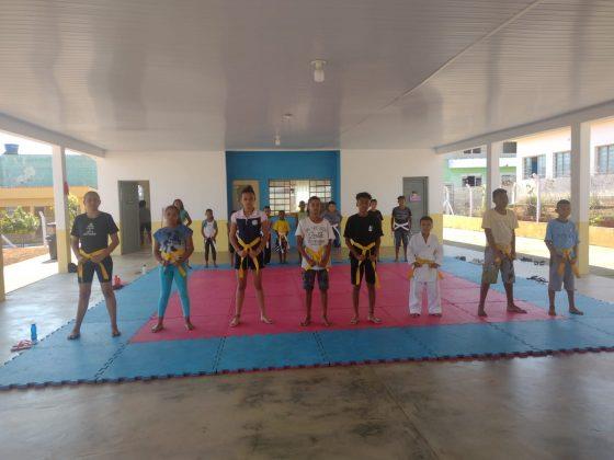 A oficina de karatê conta com cerca de 100 alunos e é dirigida pela conceituada Sensei, Gracy Candido